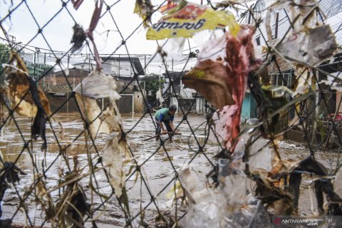 Bersihkan lumpur pascabanjir di Rawajati