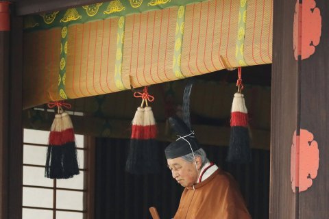 Kaisar Jepang Akihito turun tahta