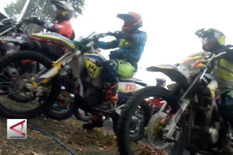 Menikmati wisata alam pegunungan sembari ngetrail