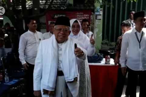 FLASH - Cawapres 01 Ma&rsquo;ruf Amin mencoblos di TPS 051