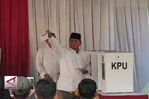 Prabowo gunakan hak suara di TPS 041 Bojong Koneng