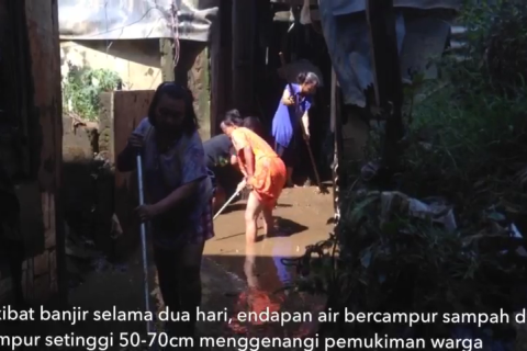 Warga Kebon Pala gotong royong bersihkan lumpur sisa banjir