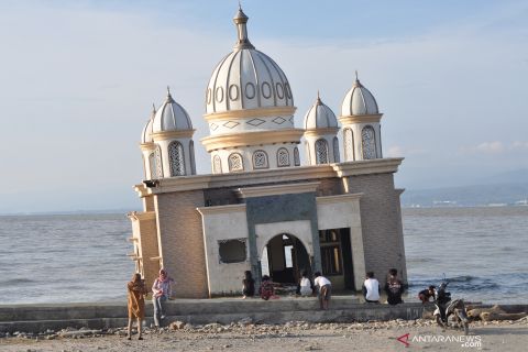 Ngabuburit di lokasi bekas tsunami Palu
