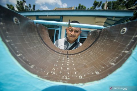 Jam istiwa Masjid Agung Solo