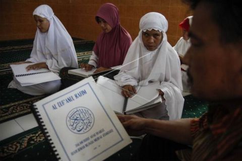 Tadarus menggunakan Al Quran braille