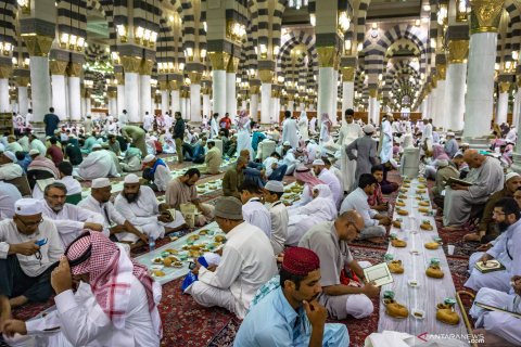Buka Puasa di Masjid Nabawi