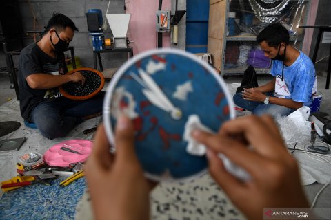 Kerajinan dari limbah plastik