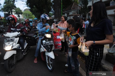 Umat Katolik bagikan makanan takjil
