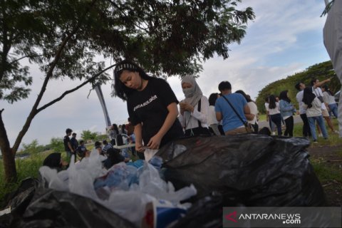 Konsul Amerika Serikat gelar  acara bersih Pantai Manado
