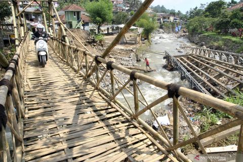 Jembatan darurat bambu jadi alternatif