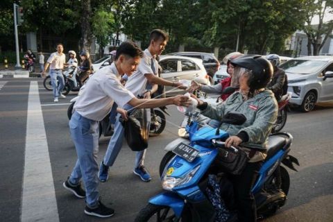 Siswa membagikan takjil