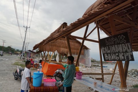 Korban tsunami berjualan menu takjil