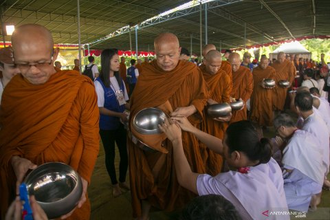 Prosesi Pindapata Waisak 2563 BE