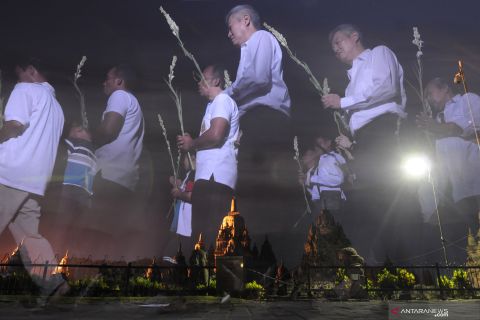 Umat Buddha melakukan prosesi Pradaksina jelang Waisak