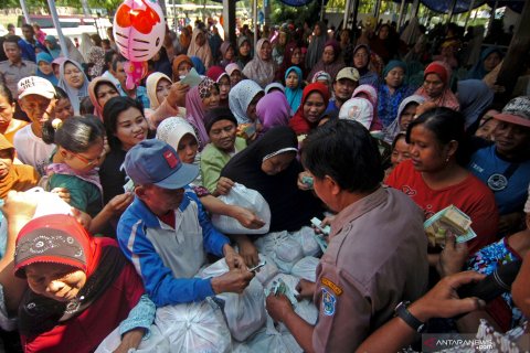 Pasar murah sembako untuk warga Tegal