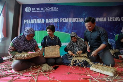 Pelatihan pembuatan kerajinan eceng gondok