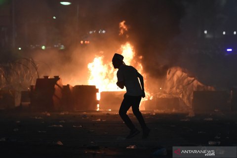 Bentrok polisi dan massa di jalan MH Thamrin