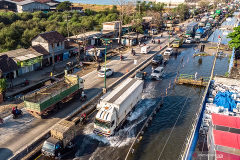 Jalur Pantura Jateng terdampak rob