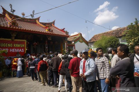 Pembagian sembako Klenteng Gondomanan