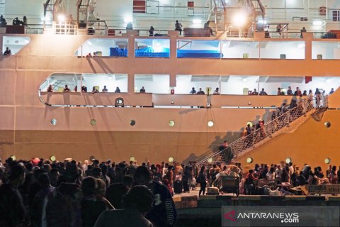 Pemudik padati Pelabuhan Pantoloan