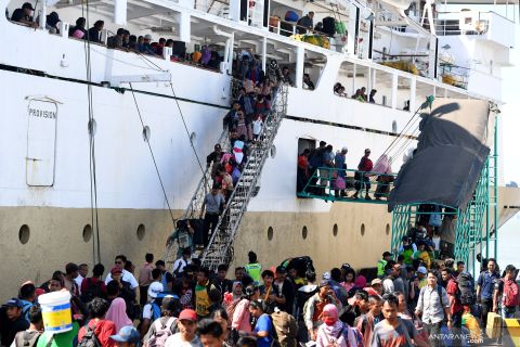 Pemudik dari luar Jawa tiba di pelabuhan Tanjung Perak