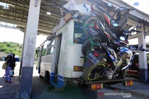 Angkut sepeda motor di bus