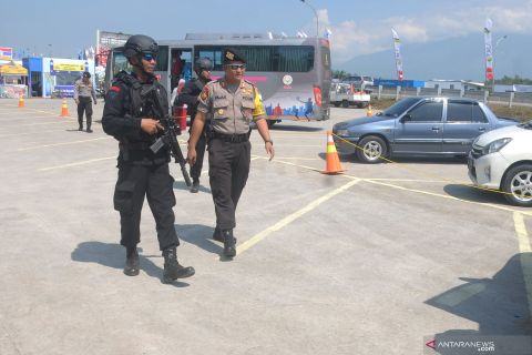Jaga keamanan arus mudik, polisi berpatroli di rest area