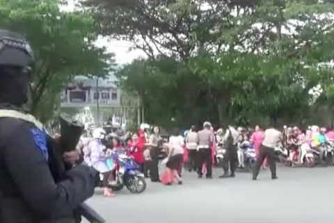 Polisi bagi takjil, dikira razia