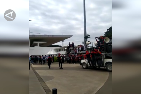 Massa aksi hari buruh diijinkan melintasi bunderan HI