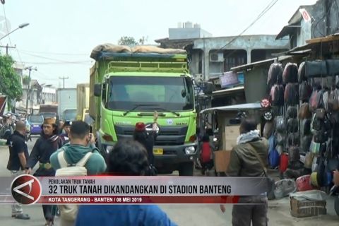 32 Truk tanah dikandangkan di Stadion Benteng
