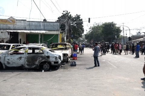 Bentrokan sisakan belasan mobil hangus