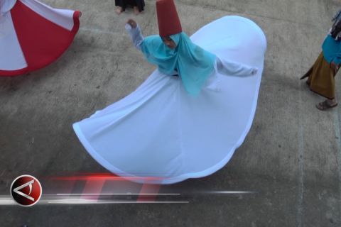 Melatih fokus dan konsentrasi santri dengan Tari Sufi