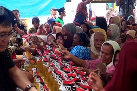 Warga Pekalongan serbu bazar minyak murah