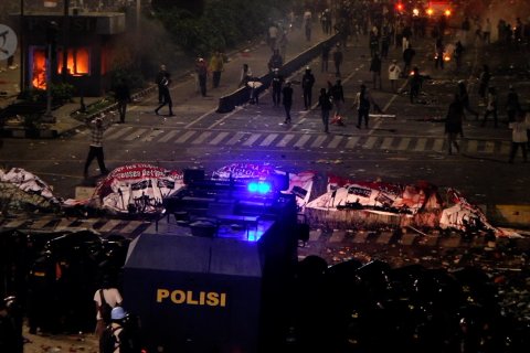Petugas kerahkan water canon untuk padamkan api