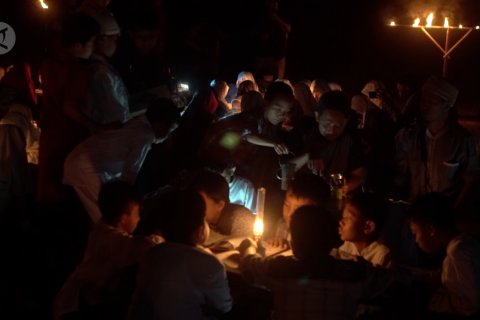 Syahdunya mengaji dengan penerangan lampu minyak