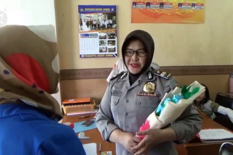 Tanda cinta dari mahasiswi untuk polisi