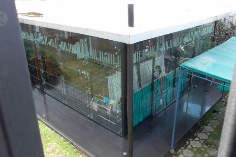 Al Raudhah, masjid berdinding kaca dan mirip Ka'bah