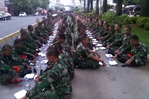 Ketika personel TNI bukber di Jalan Thamrin