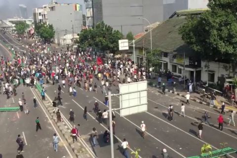 Massa di sekitar Tanah Abang masih bertahan