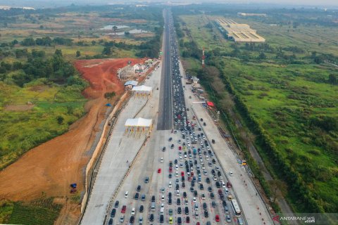 Arus mudik di gerbang tol Cikampek Utama
