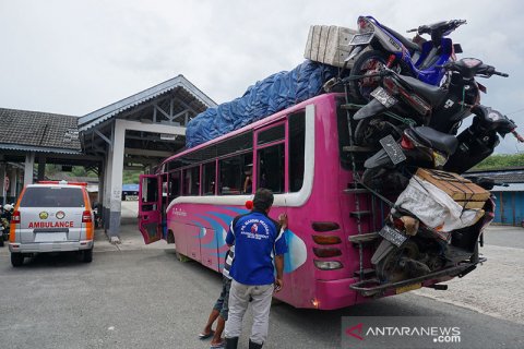 Bus angkut motor pemudik