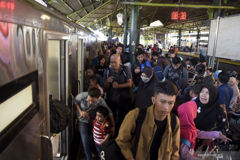 Puncak arus mudik di Stasiun Gambir