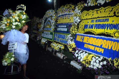 Bunga ucapan duka untuk Ibu Ani