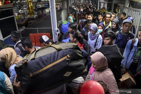 Arus mudik penumpang Pelabuhan Merak