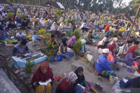 Tahlil akbar di pemakaman