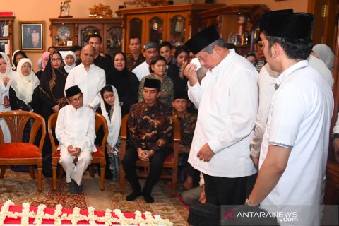 Presiden Joko Widodo takziah ke Cikeas