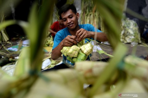 Penjualan kulit  ketupat di Jakarta