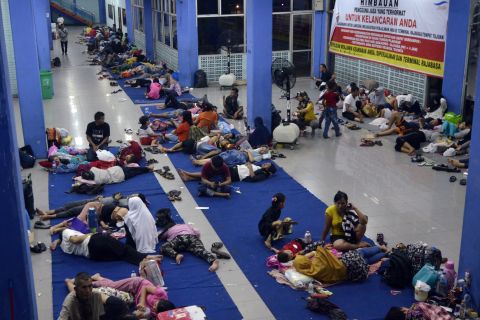 Penumpang KMP Mutiara Persada II terlantar