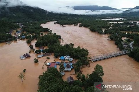 Banjir Bandang sehingga jalan Trans Sulawesi terputus