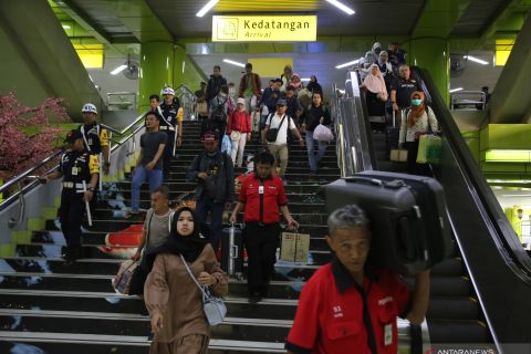 Arus balik penumpang stasiun Gambir